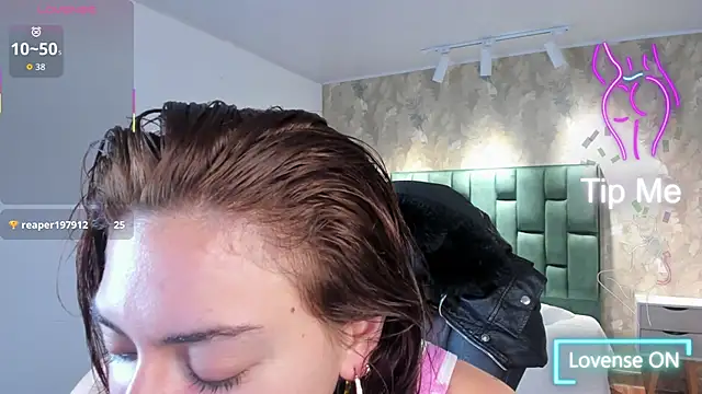 april dumont online show from November 21, 2025, 12:04 pm