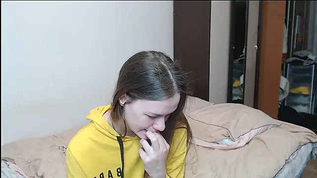 leila bambi  online show from March 18, 2025, 3:34 am