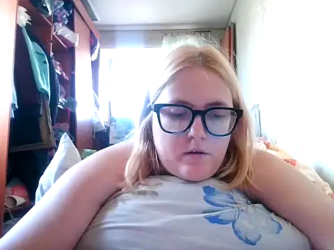Snapshot of DesireMelissa chatting on October 8, 2025, 7:43 am DesireMelissa online show from October 8, 2025, 7:43 am