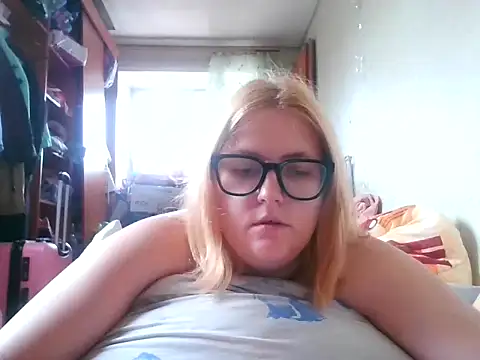 Snapshot of DesireMelissa chatting on October 13, 2025, 8:05 am DesireMelissa online show from October 13, 2025, 8:05 am