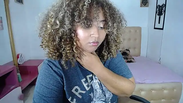 Snapshot of PaolaPau1 chatting on January 17, 2025, 9:17 am PaolaPau1 online show from January 17, 2025, 9:17 am