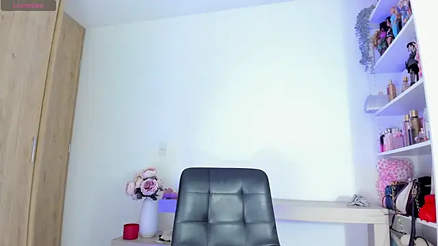 Snapshot of khloelatin chatting on November 18, 2025, 9:51 pm khloelatin online show from November 18, 2025, 9:51 pm