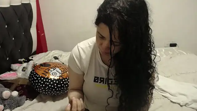 Snapshot of Katty_Bones chatting on November 10, 2025, 1:27 pm Katty Bones online show from November 10, 2025, 1:27 pm