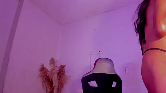 carolinemiller7 online show from December 14, 2025, 8:09 am