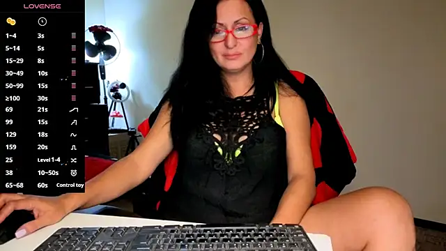 Snapshot of YourDreamLoverr chatting on October 25, 2025, 10:32 pm YourDreamLoverr online show from October 25, 2025, 10:32 pm