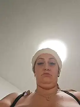 AvaLloyd online show from December 18, 2025, 3:22 am