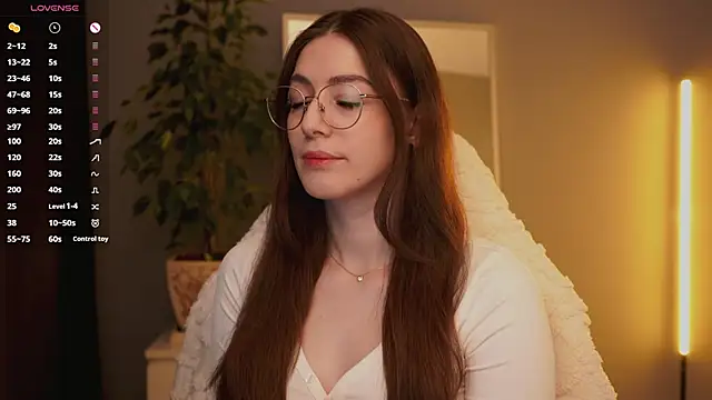 Ester Hill online show from November 18, 2025, 1:10 am