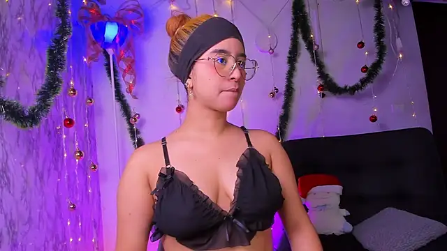 chloe blue online show from December 18, 2025, 11:25 am