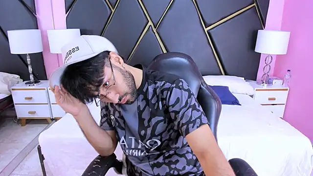 MilanZaire online show from November 7, 2025, 3:00 am