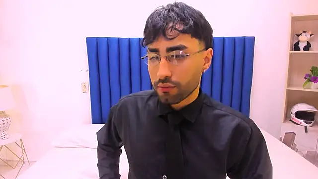 MilanZaire online show from November 28, 2025, 11:27 pm