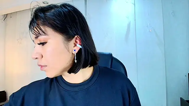 lina bedoya  online show from February 26, 2026, 11:43 am