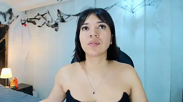 lina bedoya  online show from November 12, 2025, 11:36 am