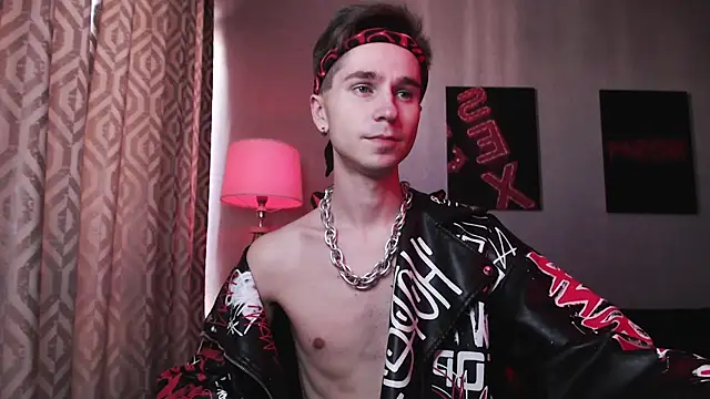 Joseph  Quinn online show from October 24, 2025, 3:49 am