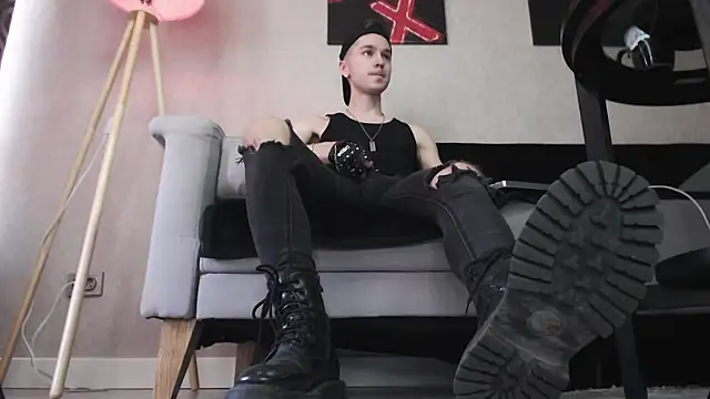 Joseph  Quinn online show from December 2, 2025, 7:32 am