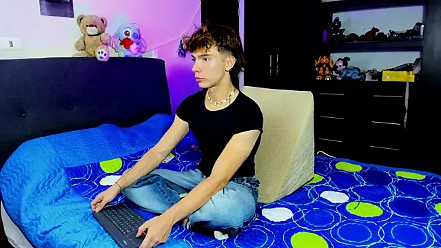 mateosantiago24 online show from July 9, 2026, 6:25 am