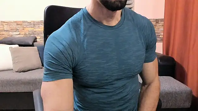 HotHunkTrainer online show from November 30, 2025, 9:10 am