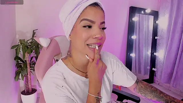 EmmaRusellx online show from April 16, 2026, 9:37 pm