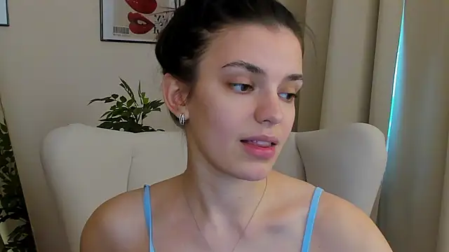 Snapshot of SuzyJamess chatting on February 22, 2025, 5:23 am SuzyJamess online show from February 22, 2025, 5:23 am