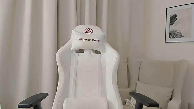 Snapshot of SuzyJamess chatting on December 27, 2024, 5:20 am SuzyJamess online show from December 27, 2024, 5:20 am