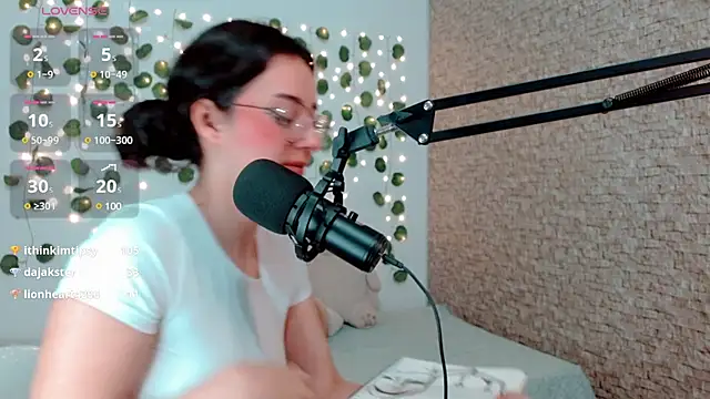 Snapshot of emma_unu chatting on January 6, 2025, 5:52 am emma unu online show from January 6, 2025, 5:52 am