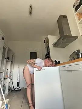 Snapshot of LaskaLeRoomba chatting on October 6, 2025, 10:16 am LaskaLeRoomba online show from October 6, 2025, 10:16 am