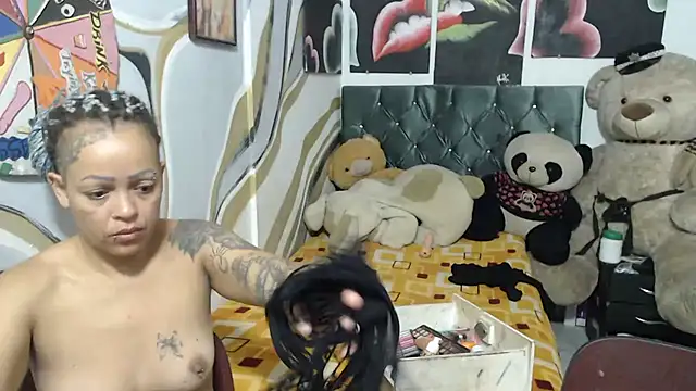 manzanahot9 online show from November 18, 2025, 10:40 am