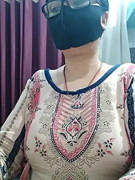 Snapshot of Aishwaryaa_69 chatting on May 3, 2026, 3:26 pm Aishwaryaa 69 online show from May 3, 2026, 3:26 pm