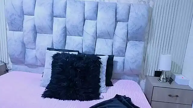 charlotte  G online show from November 6, 2025, 11:25 am