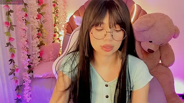 Snapshot of Lovely_celestte chatting on December 4, 2024, 12:57 am Lovely celestte online show from December 4, 2024, 12:57 am