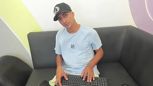 Snapshot of Zamu_1992 chatting on March 16, 2026, 9:28 pm Zamu 1992 online show from March 16, 2026, 9:28 pm