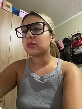 Snapshot of Miabonnett_ chatting on May 31, 2026, 1:22 am Miabonnett online show from May 31, 2026, 1:22 am