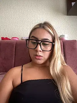 Snapshot of Miabonnett_ chatting on April 18, 2026, 7:07 pm Miabonnett online show from April 18, 2026, 7:07 pm