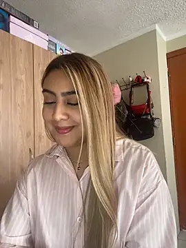 Snapshot of Miabonnett_ chatting on July 14, 2026, 5:08 pm Miabonnett online show from July 14, 2026, 5:08 pm