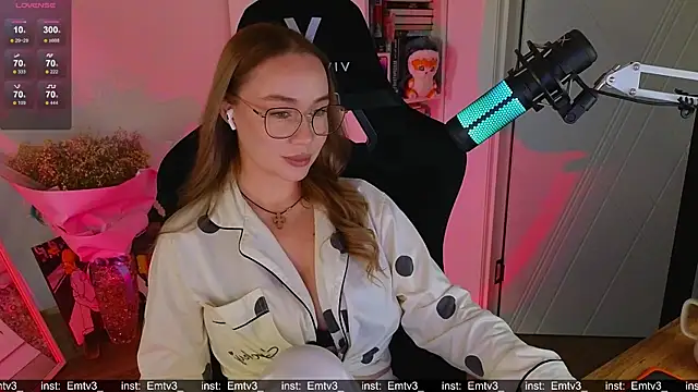 Snapshot of Emili1- chatting on December 1, 2025, 11:44 am Emili1- online show from December 1, 2025, 11:44 am