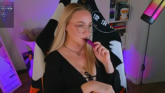 Snapshot of Emili1- chatting on September 9, 2025, 11:19 am Emili1- online show from September 9, 2025, 11:19 am