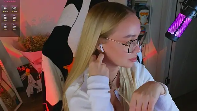 Snapshot of Emili1- chatting on September 20, 2025, 6:46 pm Emili1- online show from September 20, 2025, 6:46 pm