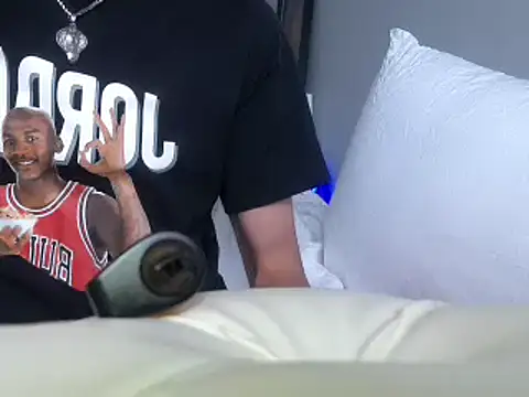 Snapshot of stenzxx chatting on February 17, 2025, 11:22 pm stenzxx online show from February 17, 2025, 11:22 pm