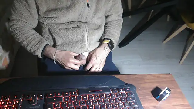 Snapshot of Adri_gard chatting on April 19, 2026, 8:33 pm Adri gard online show from April 19, 2026, 8:33 pm