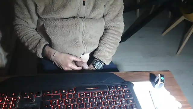 Snapshot of Adri_gard chatting on April 7, 2026, 8:32 pm Adri gard online show from April 7, 2026, 8:32 pm