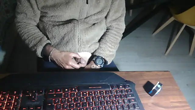 Snapshot of Adri_gard chatting on April 27, 2026, 8:29 pm Adri gard online show from April 27, 2026, 8:29 pm