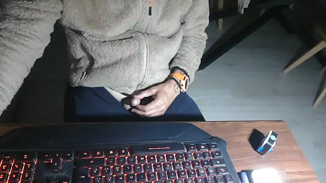 Snapshot of Adri_gard chatting on April 25, 2026, 8:28 pm Adri gard online show from April 25, 2026, 8:28 pm
