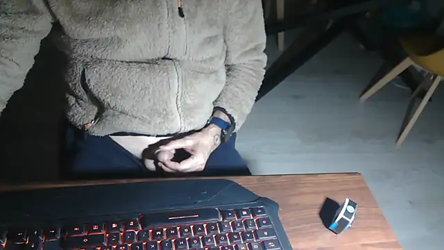 Snapshot of Adri_gard chatting on March 16, 2026, 9:28 pm Adri gard online show from March 16, 2026, 9:28 pm
