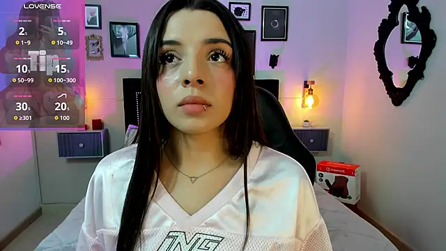Snapshot of Charlotte__Benett chatting on May 15, 2026, 4:32 am Charlotte Benett online show from May 15, 2026, 4:32 am