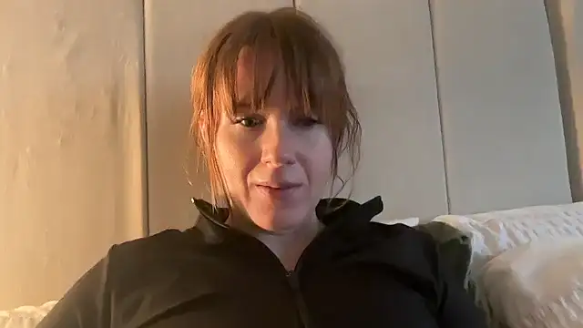 redheadrosie69 online show from November 18, 2025, 9:56 am