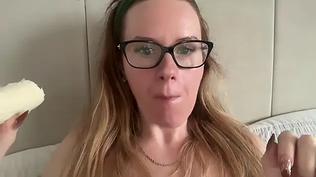 redheadrosie69 online show from November 23, 2025, 12:26 pm