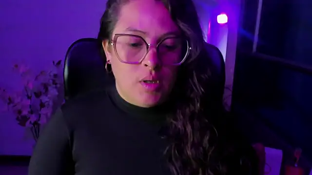 Snapshot of SaraThomso chatting on September 9, 2025, 3:27 am SaraThomso online show from September 9, 2025, 3:27 am