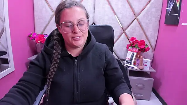 Snapshot of SaraThomso chatting on November 28, 2025, 1:44 pm SaraThomso online show from November 28, 2025, 1:44 pm