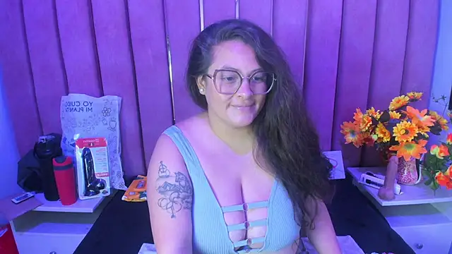 Snapshot of SaraThomso chatting on November 12, 2025, 3:32 am SaraThomso online show from November 12, 2025, 3:32 am