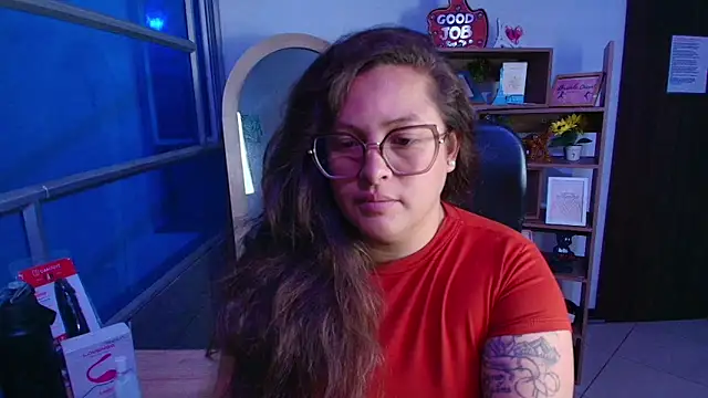 Snapshot of SaraThomso chatting on November 19, 2025, 3:28 am SaraThomso online show from November 19, 2025, 3:28 am