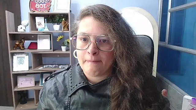 Snapshot of SaraThomso chatting on February 19, 2025, 3:06 am SaraThomso online show from February 19, 2025, 3:06 am